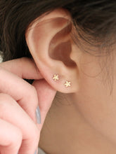 Load image into Gallery viewer, [mattoi] 14K Gold Flower Piercing Earrings
