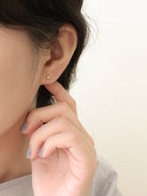 Load image into Gallery viewer, [mattoi] 14K Gold Flower Piercing Earrings
