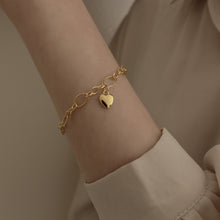 Load image into Gallery viewer, [mattoi] Heart Charm Oval Chain Bracelet
