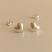 Load image into Gallery viewer, [mattoi] Chubby Heart Earrings
