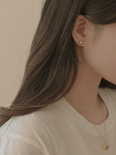 Load image into Gallery viewer, [mattoi] Chubby Heart Earrings
