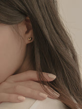 Load image into Gallery viewer, [mattoi] Chubby Heart Earrings
