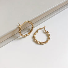 Load image into Gallery viewer, [mattoi] Twisted Ring Earring
