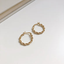 Load image into Gallery viewer, [mattoi] Twisted Ring Earring
