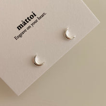 Load image into Gallery viewer, [mattoi] Mini Crescent Moon Earrings
