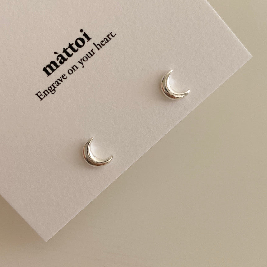 [mattoi] Mini Crescent Moon Earrings