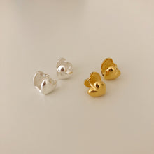 Load image into Gallery viewer, [mattoi] Volume Heart Huggie Earrings
