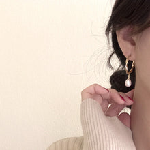 Load image into Gallery viewer, [mattoi] Freshwater Pearl Twisted Earrings
