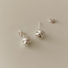 Load image into Gallery viewer, [mattoi] Daily Knots Ball Earrings
