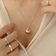 Load image into Gallery viewer, [mattoi] Kisses Pendant Necklace
