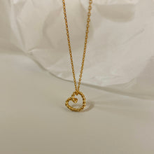 Load image into Gallery viewer, [mattoi] Petite Heart Necklace
