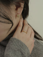 Load image into Gallery viewer, [mattoi] Hug Hoop Earrings
