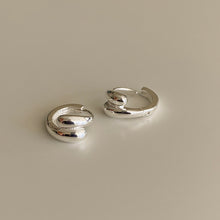 Load image into Gallery viewer, [mattoi] Hug Hoop Earrings
