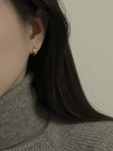 Load image into Gallery viewer, [mattoi] Hug Hoop Earrings
