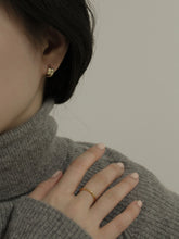 Load image into Gallery viewer, [mattoi] Hug Hoop Earrings
