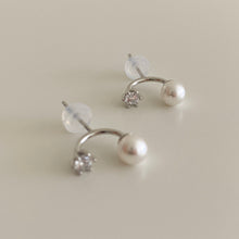 Load image into Gallery viewer, [mattoi] Flower Cubic Pearl Earrings
