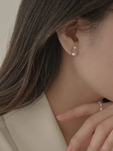 Load image into Gallery viewer, [mattoi] Flower Cubic Pearl Earrings
