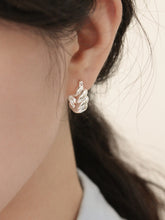 Load image into Gallery viewer, [mattoi] Croissant Earrings
