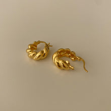 Load image into Gallery viewer, [mattoi] Croissant Earrings
