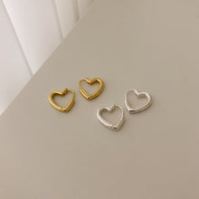 Load image into Gallery viewer, [mattoi] Cute Heart Hoop Earrings
