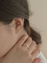 Load image into Gallery viewer, [mattoi] Pearl Ring Earcuff
