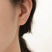 Load image into Gallery viewer, [mattoi] 14K Gold Heart Piercing Earrings
