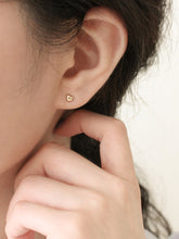 Load image into Gallery viewer, [mattoi] 14K Gold Heart Piercing Earrings
