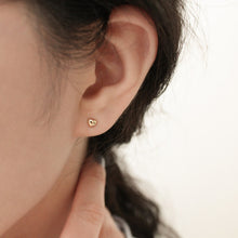 Load image into Gallery viewer, [mattoi] 14K Gold Heart Piercing Earrings
