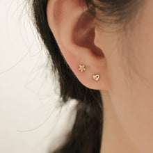 Load image into Gallery viewer, [mattoi] 14K Gold Heart Piercing Earrings
